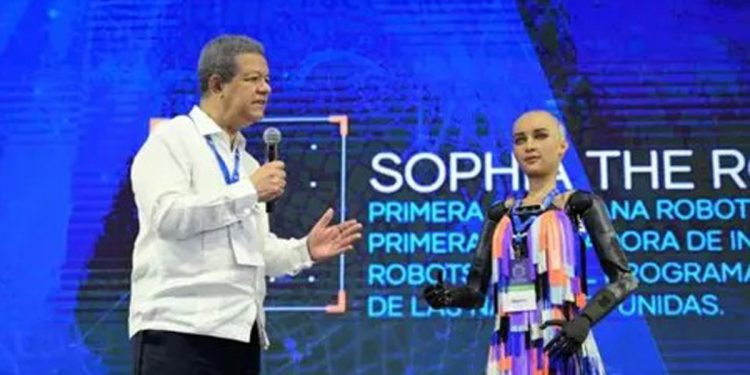 Robot `humanoide´ Sophia le dice a Leonel que el gobierno de Abinader es un ejemplo inspirador
