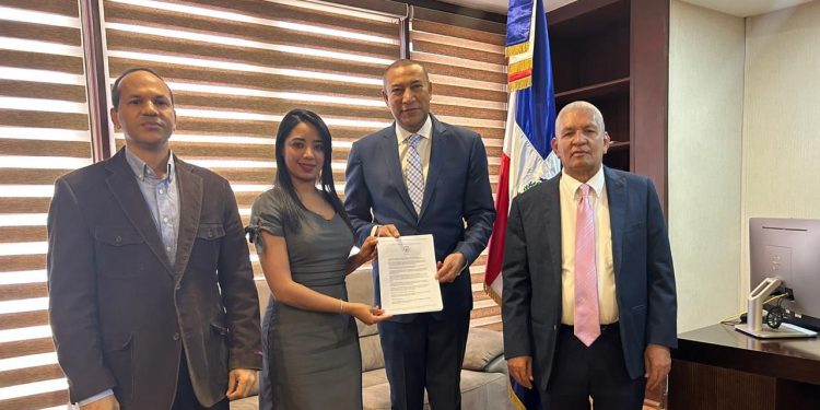 Entregan al Senado de RD proyecto sobre declaración de paz y cese de guerras