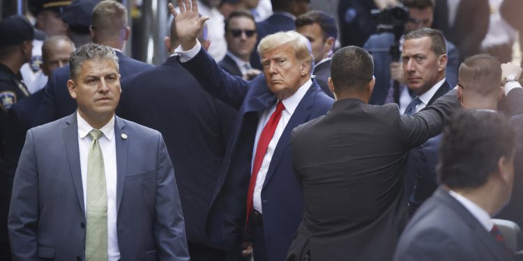 Trump queda bajo arresto en Nueva York