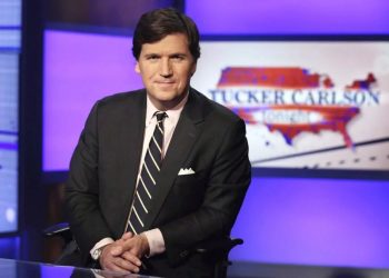 Tucker Carlson y Fox News rompen tras el pleito por difundir la gran mentira de Trump