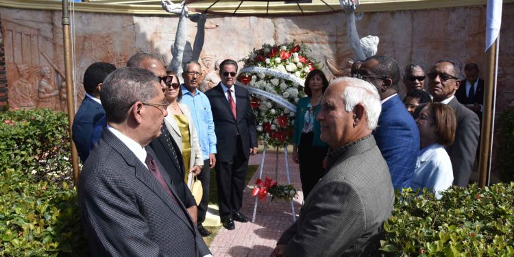 UASD deposita ofrenda floral por el 58 aniversario de la Revolución de Abril