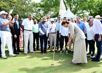 Vicepresidente Raquel Peña realiza saque en golf Acis
