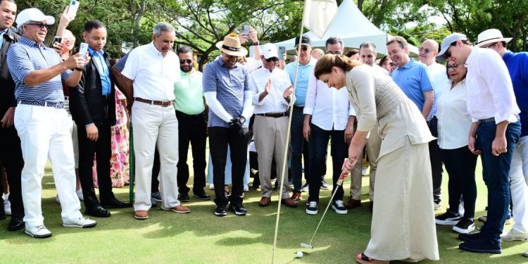 Vicepresidente Raquel Peña realiza saque en golf Acis
