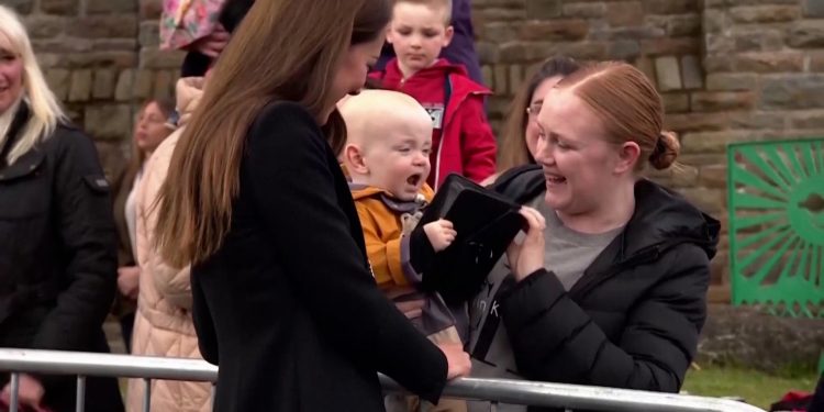 Bebé le “robó” la cartera a Kate Middleton: está cotizada en 900 dólares