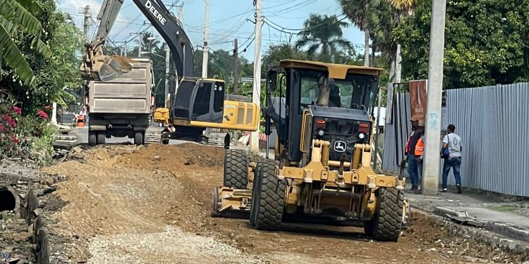 MOPC deja iniciado los trabajos de reparación de la carretera Limonal arriba en Licey Almendio