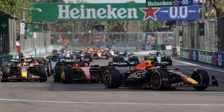 Victoria de Checo Pérez por delante de Max Verstappen y Charles Leclerc