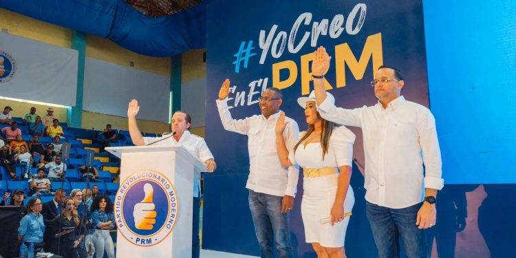 Abel Martínez y PLD pierden al diputado Carlos Sánchez, se juramenta en el PRM