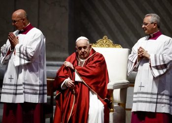 El papa Francisco encabezó la celebración de la Pasión del Señor pero no presenció el Vía Crucis