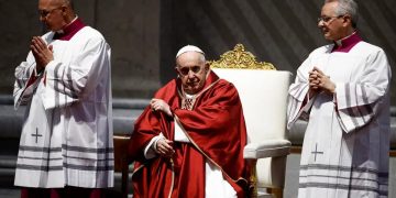 El papa Francisco encabezó la celebración de la Pasión del Señor pero no presenció el Vía Crucis
