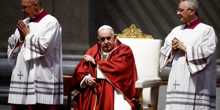 El papa Francisco encabezó la celebración de la Pasión del Señor pero no presenció el Vía Crucis