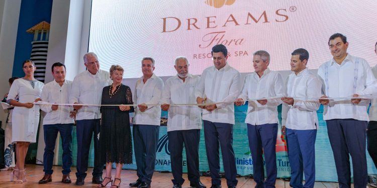 Ministro David Collado encabeza inauguración oficial del Dreams® Flora Resort & Spa