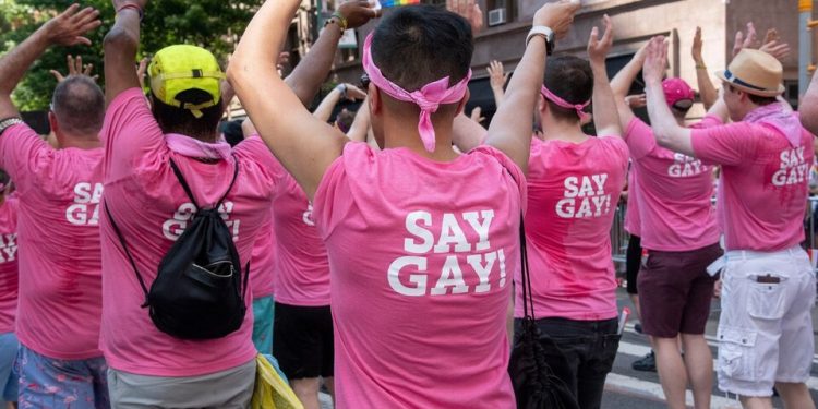 La ley «No digas gay» de Florida se extiende a todas las escuelas públicas