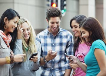 Advierten sobre los riesgos en la salud mental de los adolescentes que usan redes sociales