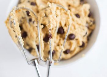Riesgos que no conocías de comer masa cruda de galletas