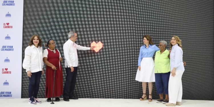 Presidente Abinader anuncia un bono que impactará a un millón de madres