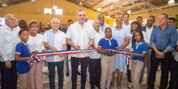Presidente Abinader inaugura escuela en Los Guaricanos que beneficiará a 800 estudiantes del nivel básico