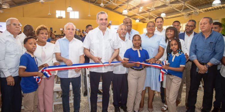 Presidente Abinader inaugura escuela en Los Guaricanos que beneficiará a 800 estudiantes del nivel básico