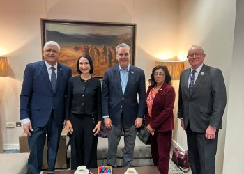 Presidente Abinader llega a Londres para participar en actos de coronación del rey Carlos III