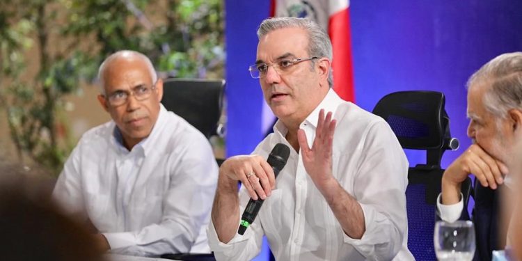 Abinader participa en taller que desarrolla Medio Ambiente con la Coalición para la Defensa de las Áreas Protegidas