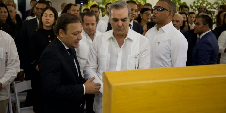 Presidente Abinader se solidariza con Abel Martínez por fallecimiento de su madre