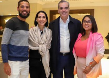 Presidente Abinader sorprende dominicana residente en Londres y le entrega pedido de Café