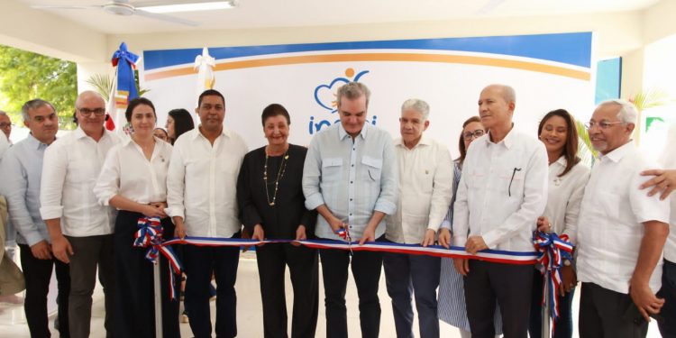 El presidente Abinader y Manola Santana inauguran un nuevo CAIPI en Villa González