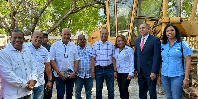 Gobierno a través del Ministerio de Agricultura deja iniciado preparación de 150 kilómetros de caminos vecinales en SPM