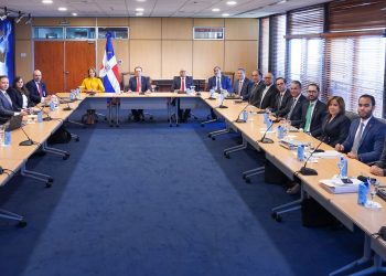 Gobernador Valdez Albizu recibe a la misión del Artículo IV del FMI para analizar el desempeño de la economía y sus perspectivas