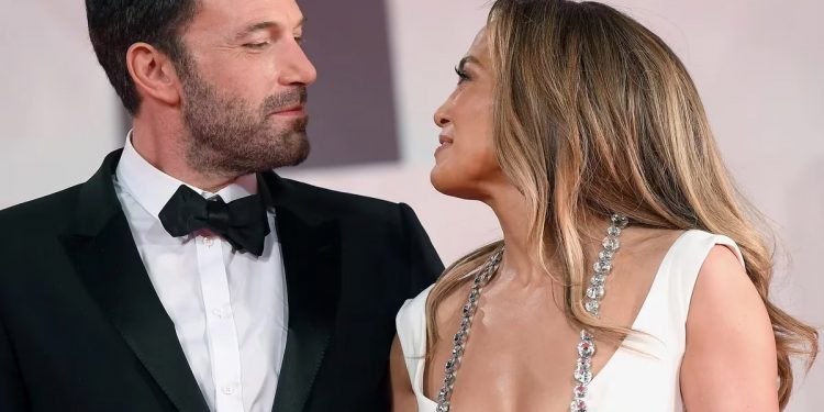 Las bromas de Ben Affleck a los atuendos de Jennifer López: “¿Dónde está el resto de la blusa?”