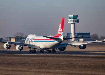 Un Boeing 747-400 de carga pierde el tren de aterrizaje al tomar tierra en medio de una emergencia (VIDEO)