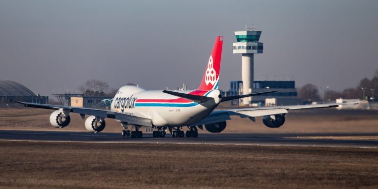 Un Boeing 747-400 de carga pierde el tren de aterrizaje al tomar tierra en medio de una emergencia (VIDEO)