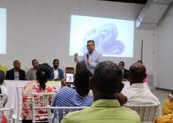 Carlos Peña promete eliminará impuestos a todas las iglesias