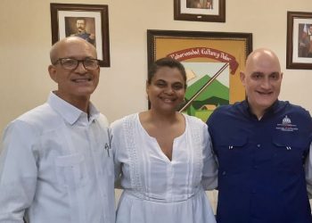 Regidora Nidia Méndez propone al Ministro de Economía creación cooperativa de reciclaje para Villa González