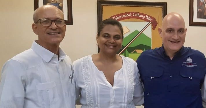 Regidora Nidia Méndez propone al Ministro de Economía creación cooperativa de reciclaje para Villa González