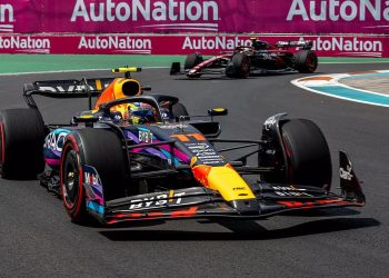 Pole de Checo Pérez con Alonso 2º y Sainz 3º; Leclerc arruina a Verstappen