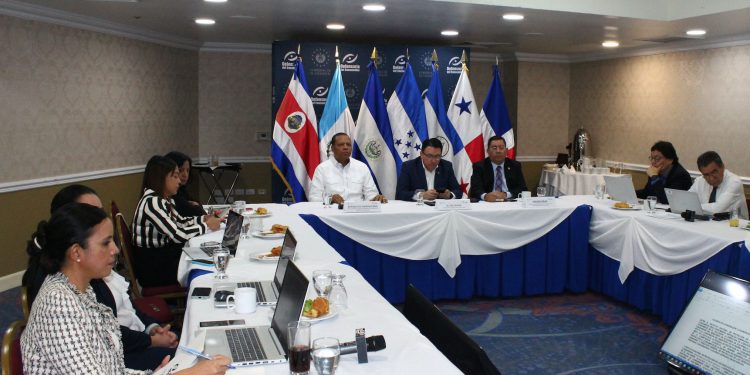 Defensoría Consumidor El Salvador y miembros de CONCADECO reconocen a RD por buen manejo de la inflación