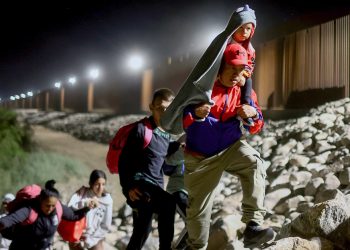 El Título 42 toca a su fin: Militarización e incertidumbre con 60.000 migrantes en la frontera de EE.UU.