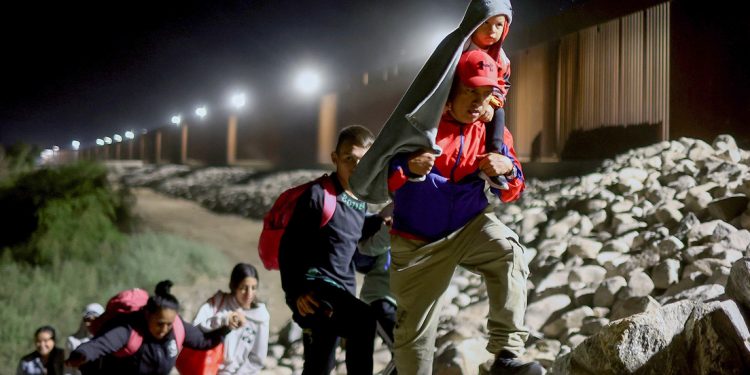 El Título 42 toca a su fin: Militarización e incertidumbre con 60.000 migrantes en la frontera de EE.UU.