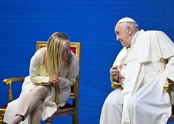 El papa Francisco insta a tener más hijos, no mascotas