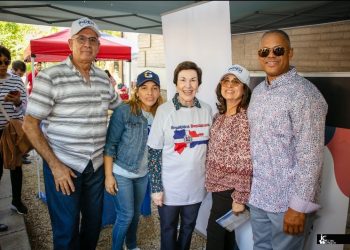 Miles de visitantes celebran en la Embajada Dominicana en Washington