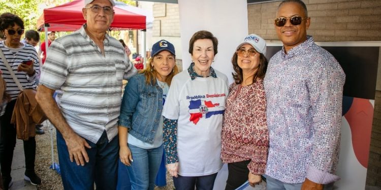 Miles de visitantes celebran en la Embajada Dominicana en Washington