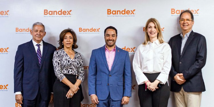FONDESA Y BANDEX firman acuerdo para créditos educativos