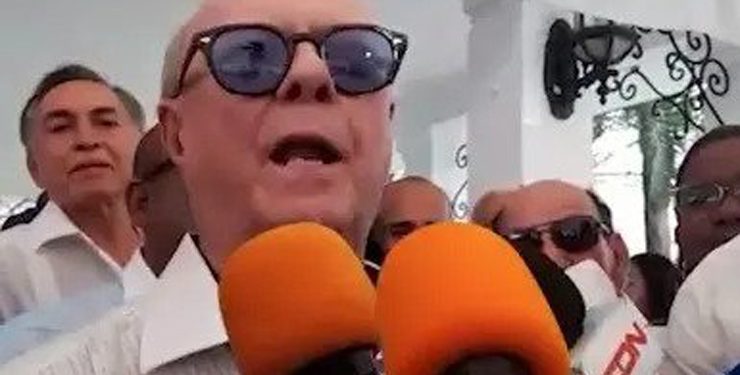 Hipólito advierte a la oposición que les lanzarán bombas si protestan por resolución JCE