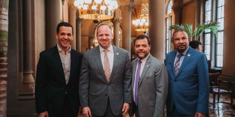 Hugo Beras impulsa reciprocidad de Licencias de Conducir RD en Senado de New York