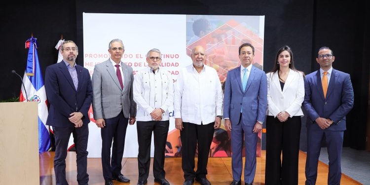 INTEC y Macrotech firman acuerdo educativo y científico para la carrera de Ingeniería Biomédica
