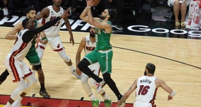 Celtics anota con una décima de segundo y habrá juego 7