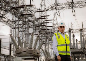 ETED construye torres eléctricas más altas del país para facilitar el paso continuo del teleférico y protección del sistema eléctrico 