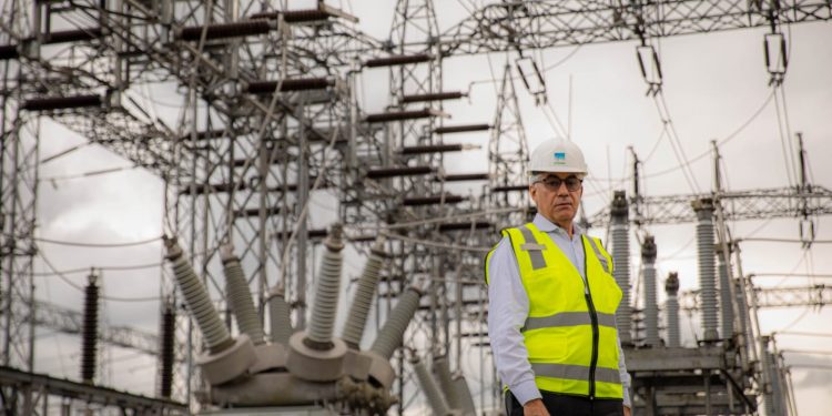 ETED construye torres eléctricas más altas del país para facilitar el paso continuo del teleférico y protección del sistema eléctrico 