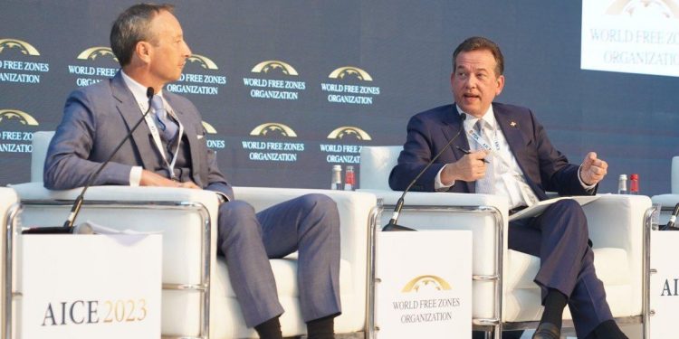 Ito Bisonó presentó exitosas cifras de inversión, empleos y exportaciones en Conferencia Mundial de ZF en Dubái