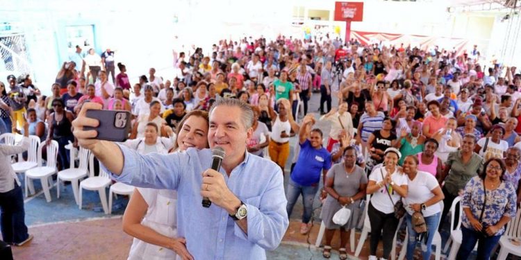 Neney Cabrera sorprende a miles de mujeres del Distrito Nacional por Día de las Madres